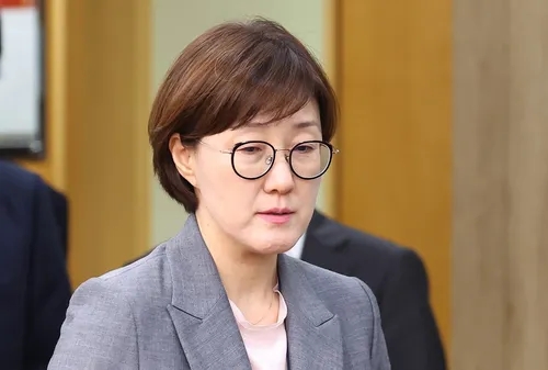 <b>김현지</b>