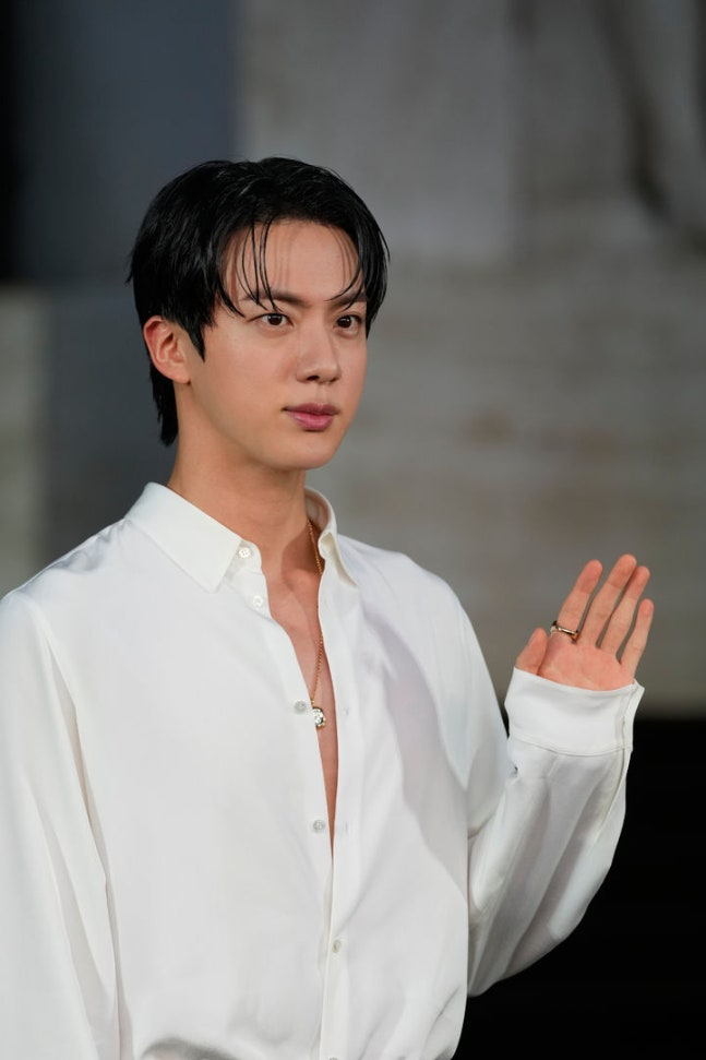연예 핫이슈 10월5일, BTS 진 숙박 바가지·황정음 확정... 