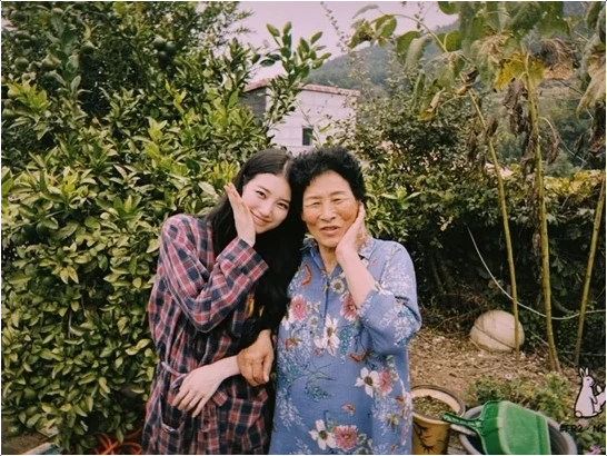  수지 외할머니와 다정 투샷 공개! 리얼 오판금 감성 팬들 감동