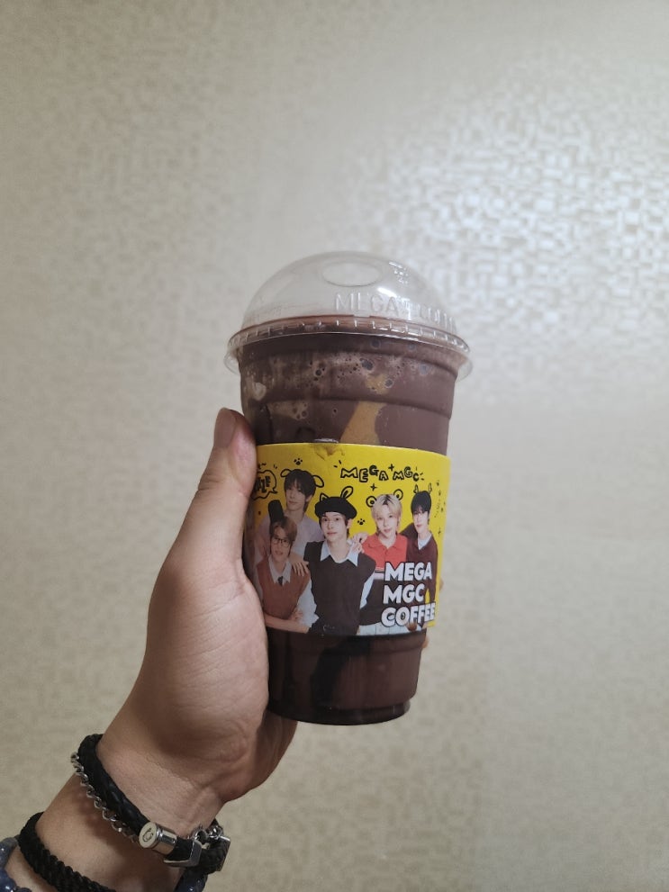  메가커피 신메뉴 피넛버터 초코프라페 칼로리 높은 달달초코음료
