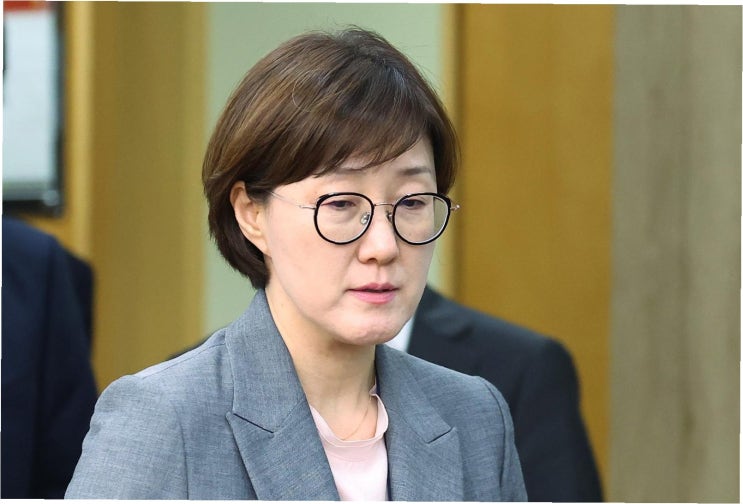 <b>김현지</b> 부속실장 <b>고발</b>: 개인정보 비공개, <b>직권남용</b> 혐의로... 