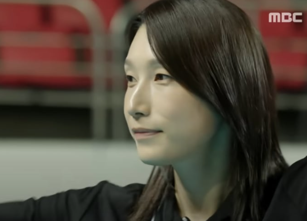 "배구 여제" <b>김연경 감독 데뷔전</b>, 짜릿한 '첫 승' 비결은 용병술!
