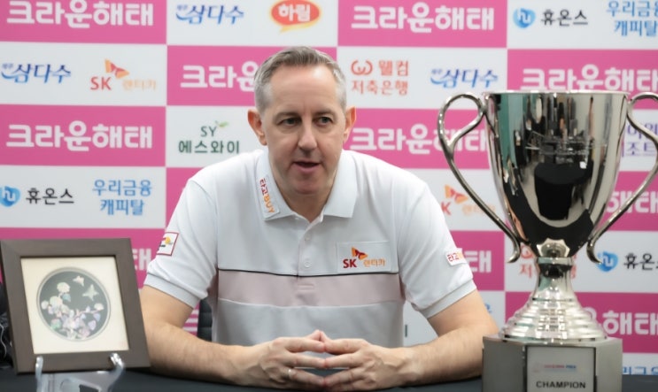 '폴짝' <b>에디 레펀스</b>, 4년 한 맺힌 <b>우승</b>… 당구대 위에서 외친... 