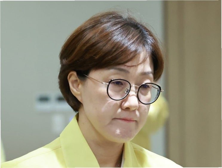 <b>김현지</b>, '나이·학력 비공개' <b>논란</b>…시민단체, <b>직권남용</b> 혐의로... 