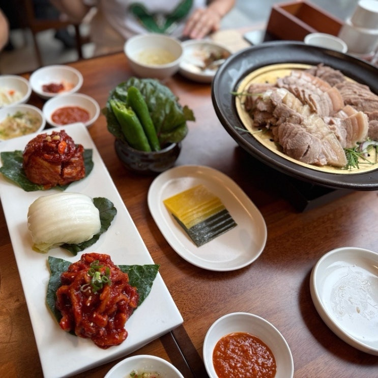  서울 가족 식사 모임 식당 추천 원할머니보쌈족발 본점
