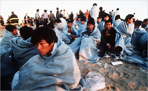 심야의 바다 추격전 끝에 붙잡힌 ‘<b>보트 밀입국</b>’ <b>중국인</b> 8명... 