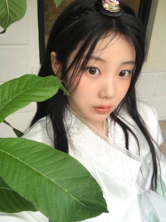ILLIT Wonhee 官方 Twitter 照片手機桌布