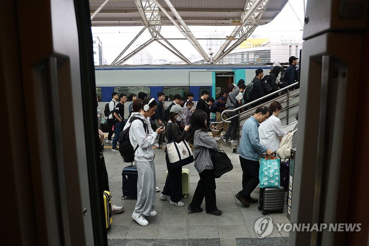 추석 <b>연휴</b> 서울역, 집으로 향하는 <b>귀경객</b>