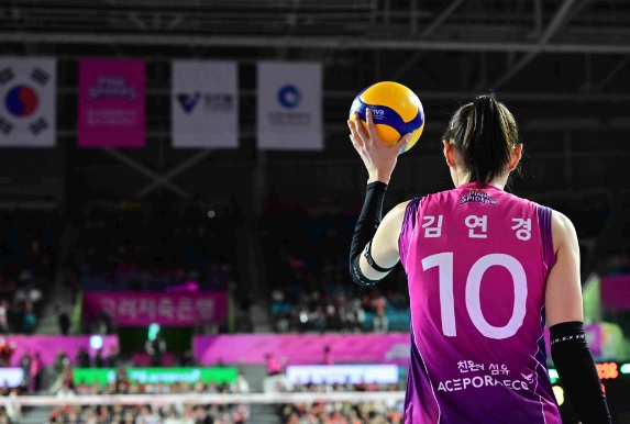 슈퍼스타 <b>김연경</b>의 <b>은퇴</b> 이후 흔들리게 된 기존 3강 구도를... 