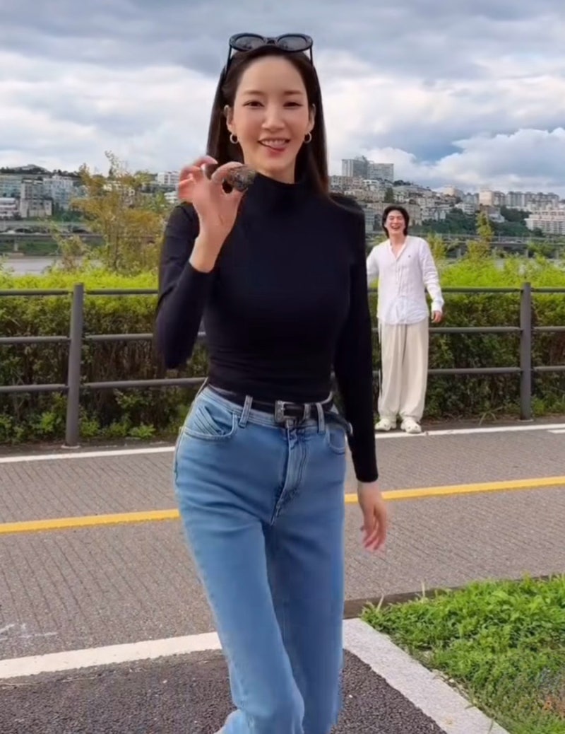 스키니진도 여유로운 박민영 뼈말라 청바지 패션