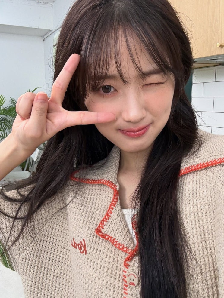  사랑스런 여친룩이 필요하다면? 러블리한 김혜윤 가을 여신 코디와 함께한 코닥 니트 셔츠 참고해!