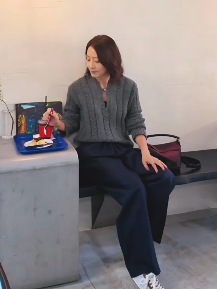  "10살 어려보인.." 김희애 4050 가을룩 패션 모음