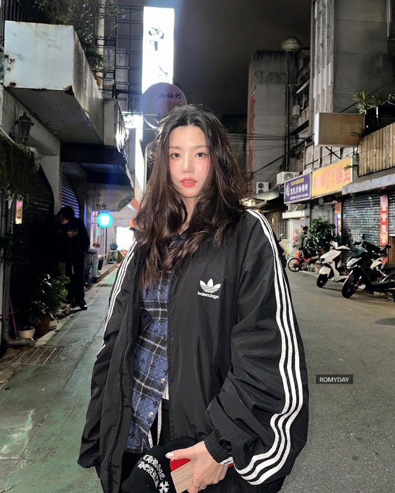 비싸지만 이쁘다..! 권은비 발렌시아가 x 아디다스 바람막이 코디
