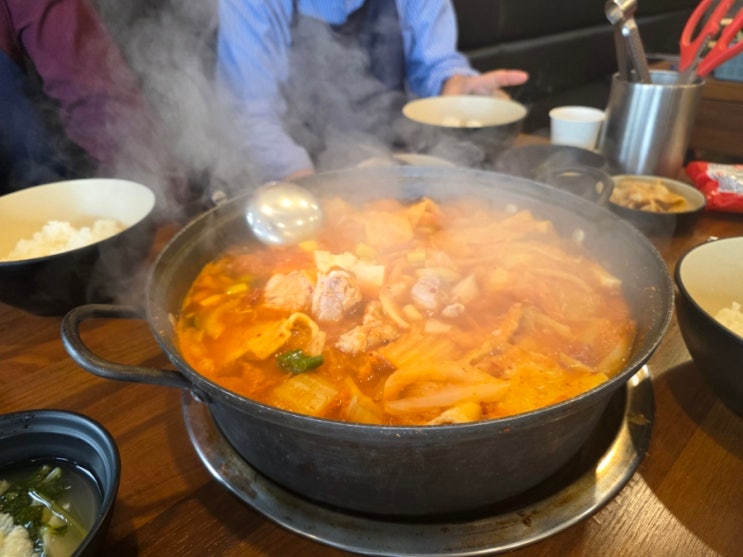  돼지갈비와 공장에서 직접 생산한 김치로 만든 김치찌개 맛집, 진생갈비 김치찌개