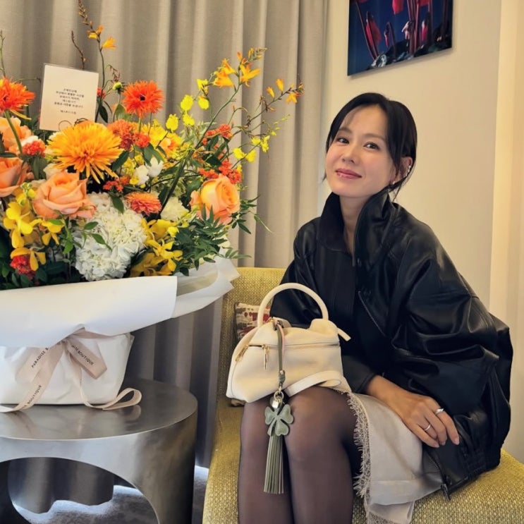  손예진이 선택한 테스토니 가방, 클래식한 명품 데일리백