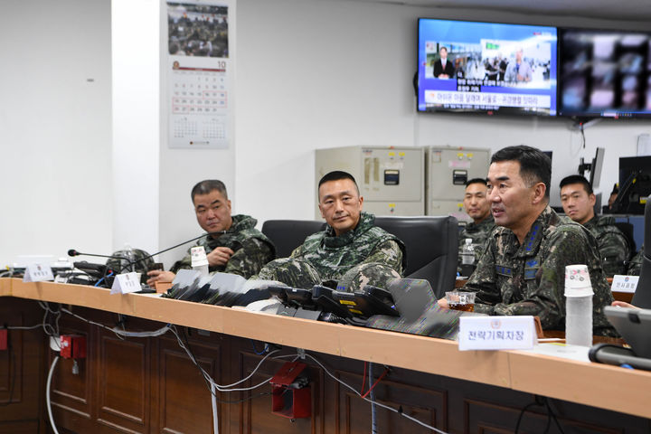 승리” <b>진영승 합참의장</b>, 연휴 중 서해 최전방 부대 <b>격려</b>·점검