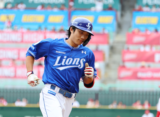 삼성 <b>이재현</b> 타자, KBO 포스트시즌 최초 초구 <b>홈런</b>으로 역사를... 