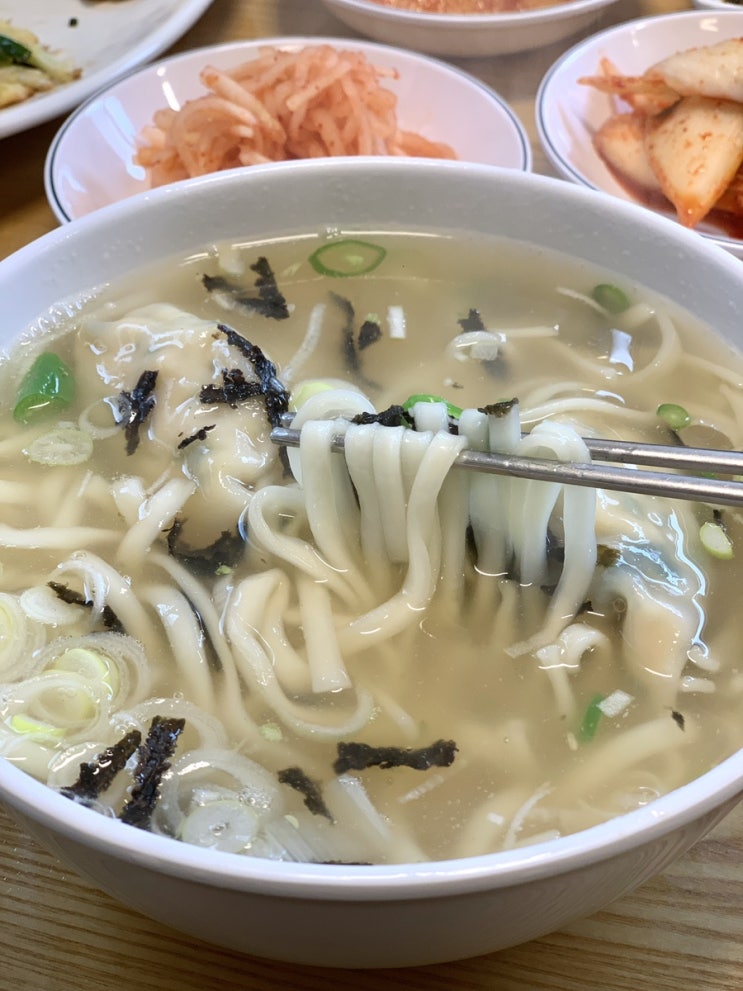  종로3가 익선동 칼국수 만두 한식 골목 맛집 : 김치가 진짜 맛있는 익선동그집