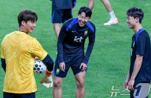 '<b>종아리 부상</b>' <b>황희찬</b> 빠졌지만…홍명보호, 밝은 분위기 속... 