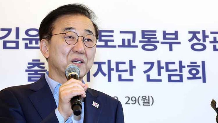 정부의 세 번째 <b>부동산 패키지 대책 검토</b>, 대출·세제·규제 삼중... 