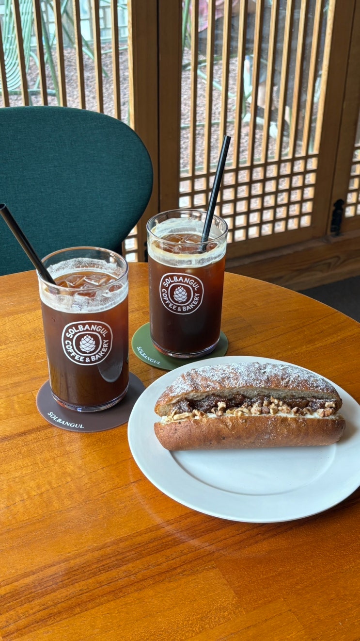  서순라길 채광맛집 한옥 카페, 2층에 테라스 있는 솔방울베이커리