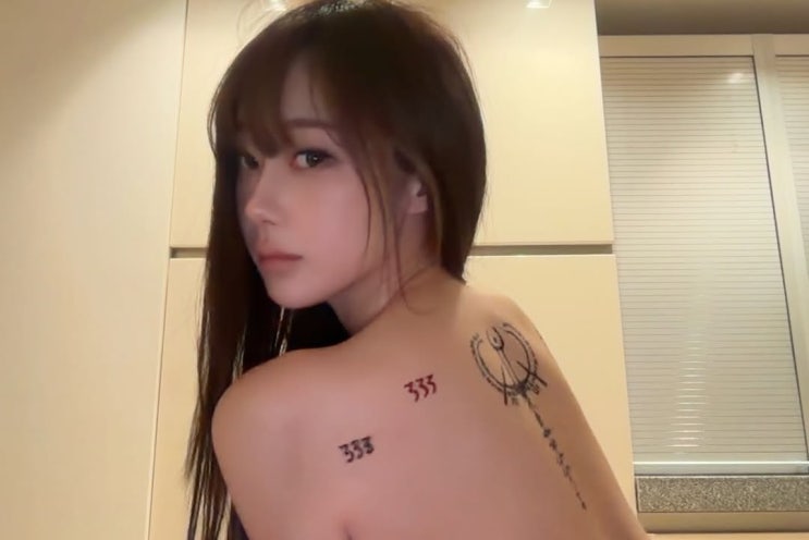  에스파 지젤, 데뷔 후 가장 과감한 파격적인 노출과 함께한 타투! 이제 문신도 패션의 시대