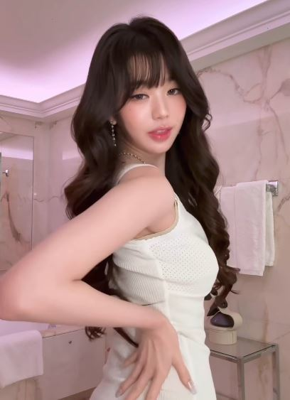 <b>아이브 장원영</b>, ‘슈가... “욕실조차 런웨이로 만드는 여신 <b>미모</b>”
