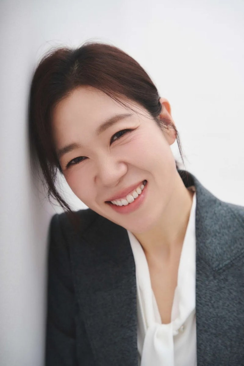 염혜란, 교사의 꿈에서 막강 신스틸러로, 영화 어쩔수가없다 등
