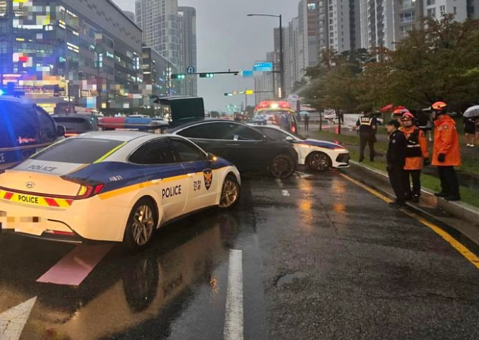   “탕탕!” 도심 울린 총성… 강남서 테슬라 훔쳐 도주한 20대, 실탄·테이저건 맞고 결국 검거