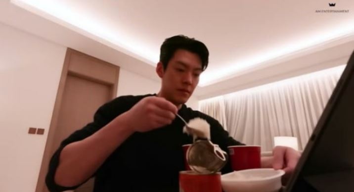 <b>김우빈</b>, 다이어트 후 폭풍 <b>라면 먹방</b> 야식 폭발
