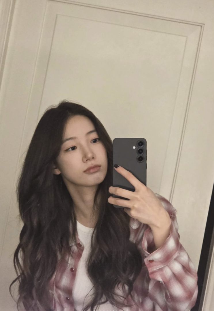  [셀럽패션] 호텔 셀카로 난리난 카즈하 수수+청량 감성 끝판왕 패션 포인트는
