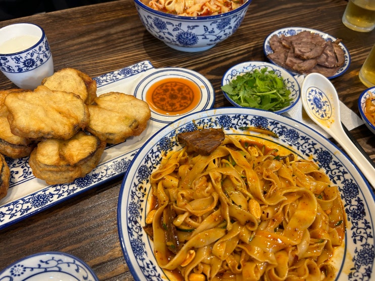 [종각역] 육즙 가득한 가지만두와 수타 도삭면 맛집 <샤오바오우육면 종로본점>