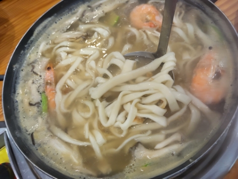  권오길 손국수 본점, 담백 시원한 국물이 맛있는 손칼국수.