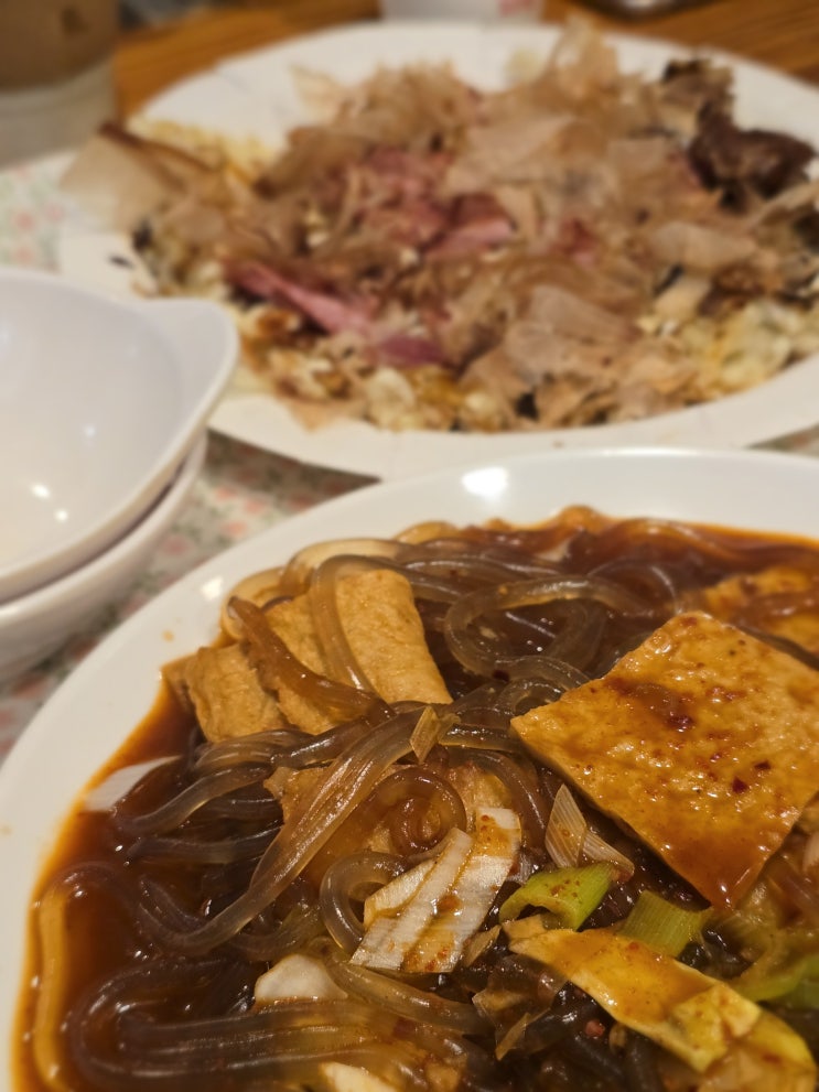  신도림 테크노마트 맛집 ‘또치’치즈 가득 베이컨 오코노미야끼와 열잡채의 완벽한 조합