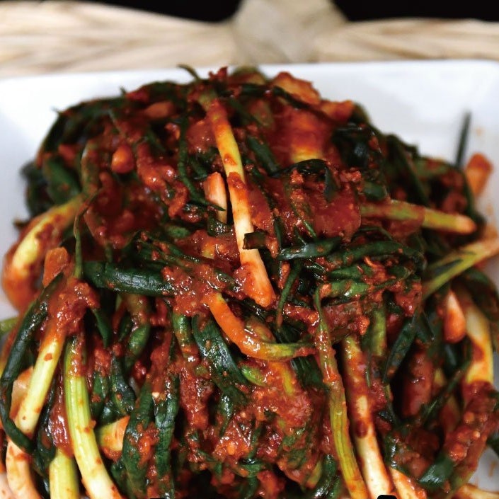  아삭하고 깊은 맛, 집에서 쉽게 담그는 파김치 황금레시피