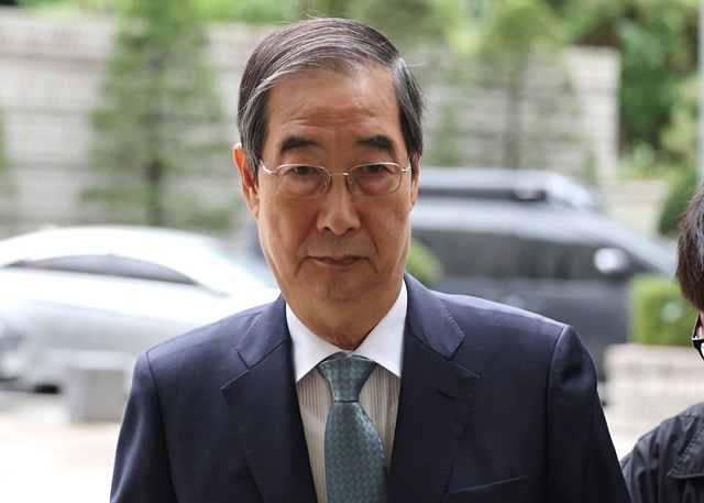 <b>한덕수</b> 전 총리 재판서 ‘12... 공개…“<b>계엄 문건</b> 돌려본... 