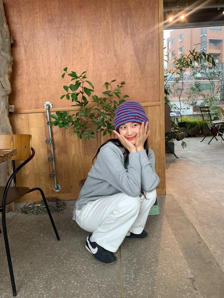  요즘 여자 연예인들 사이에서 핫한 스니커즈? 장희령이 신은 나이키 신상 운동화 가격과 사이즈 팁