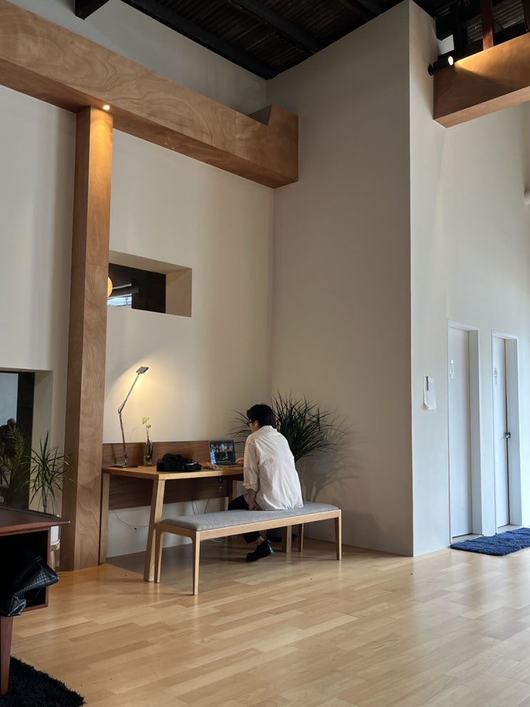  문래동 카페 로우더 문래 가구쇼룸에 온 듯한 감각적인 공간