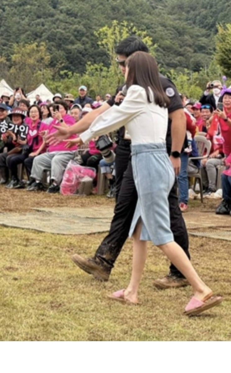 <b>송가인</b> 맨발 투혼 진흙 발 <b>팬사랑</b> 포천 행사 프로정신 데뷔... 