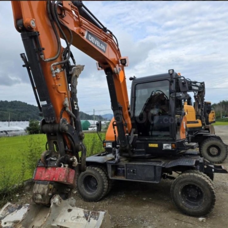  두산 DX65W 2024년식 8750만원 판매합니다.