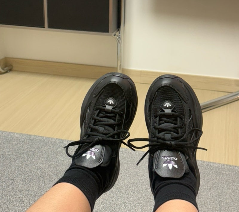 아디다스 :: 오즈가이아 블랙 IG6045 통굽 러버 취향저격