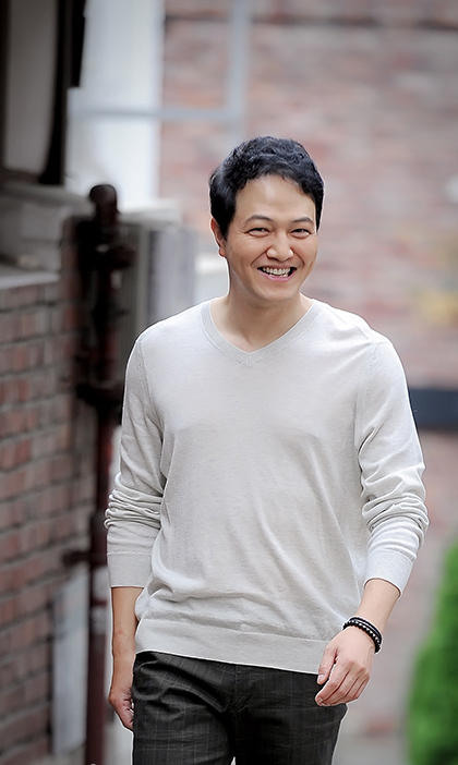 <b>정웅인</b>, “전 재산 사기”…<b>사채업자</b> 찾아가 <b>무릎</b>까지 꿇은... 