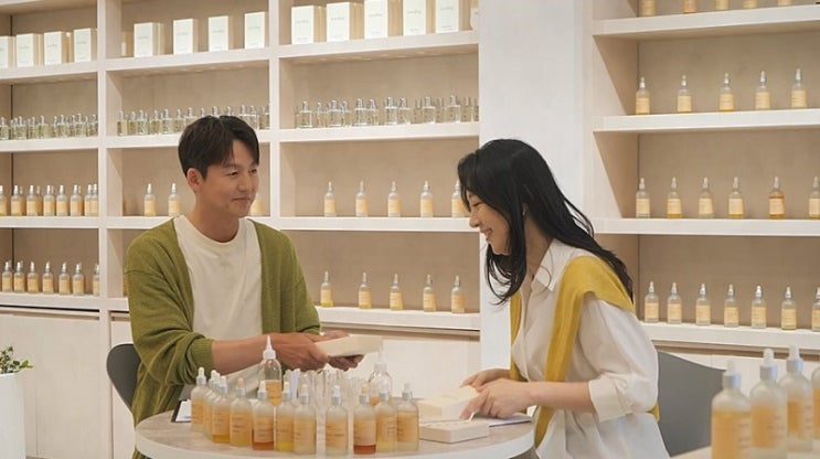 설렌 눈빛”…<b>이정진</b>·<b>박해리</b>, ‘신랑수업’ <b>데이트</b> 현장 긴장감