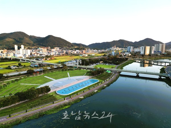  ‘가을 여행 명소’ 장성군에 조성된 황룡강 주제정원 새로운 ‘핫 플레이스’로 부상