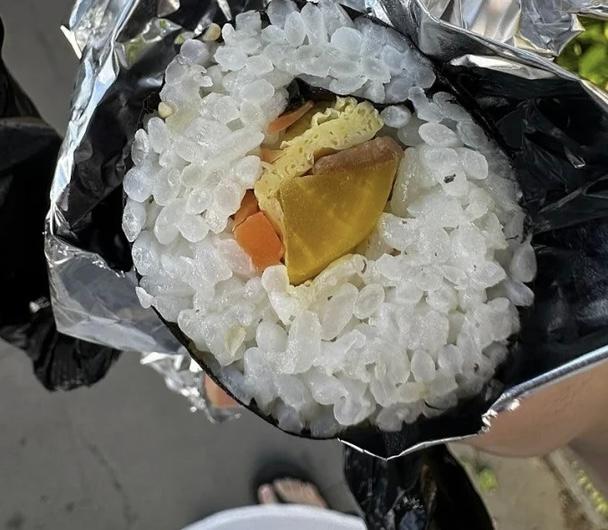 이게 4000원? 근데 1줄은 안팔아~ 제주 <b>탐라문화제</b> <b>김밥</b> 논란