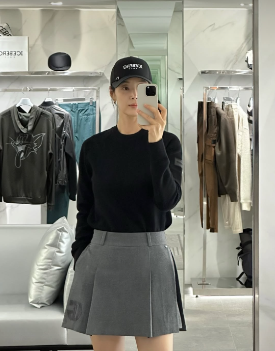 한지혜 플리츠 미니스커트, 다리 길어보이는 아이스버그 골프웨어 룩