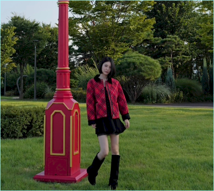  신예은은 왜 ‘빨간 체크 자켓’ 안에 전부 까만 옷만 입었을까? 옷 잘 입는 사람들의 3가지 비밀.