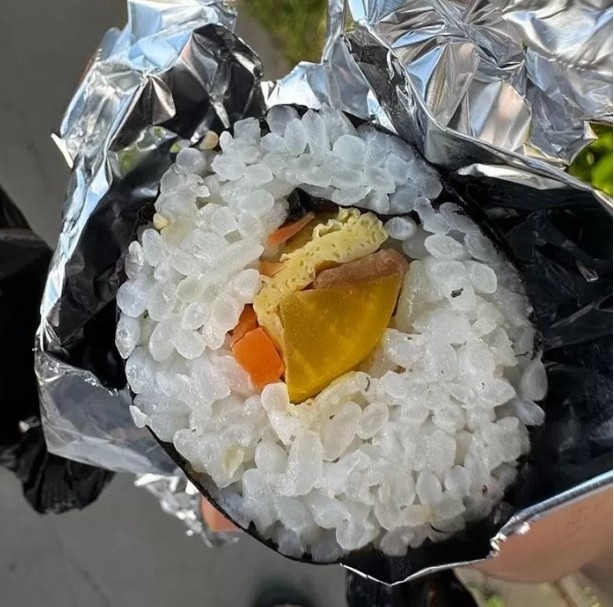 확산…4000원 <b>김밥</b> 한 줄이 불러온 <b>바가지</b> 논쟁과 <b>제주 축제</b>의... 
