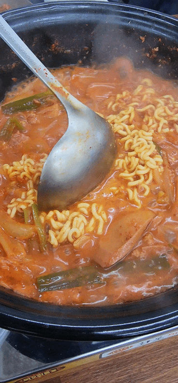   성수 점심 맛집 — 뚝섬역에서 직접 끓여주는 ‘성수부대찌개’