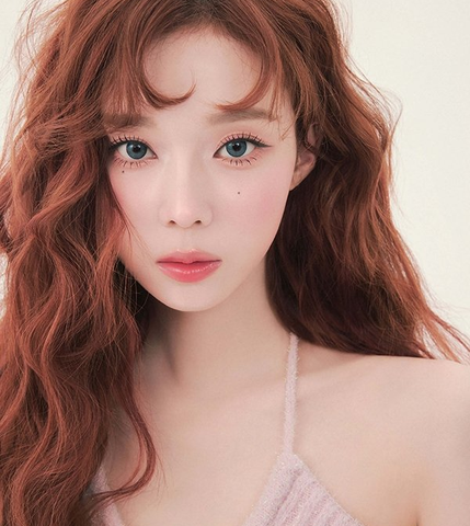 <b>에스파 윈터</b> 화이트 드레스와 우아한 포즈로 시선을 사로잡다